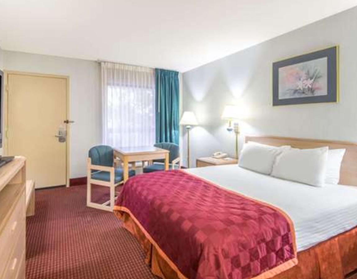 Baymont By Wyndham Topeka Buitenkant foto