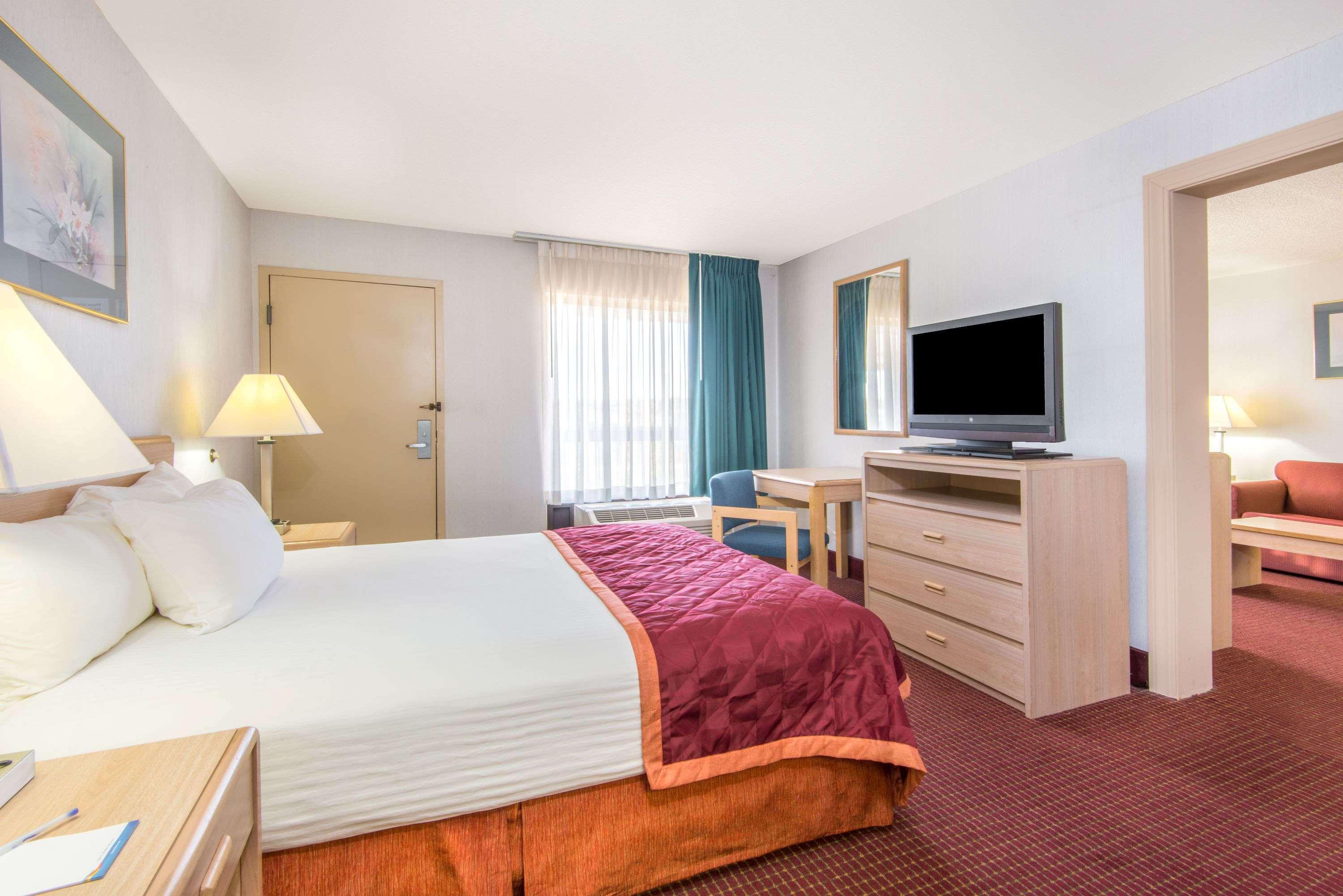 Baymont By Wyndham Topeka Buitenkant foto