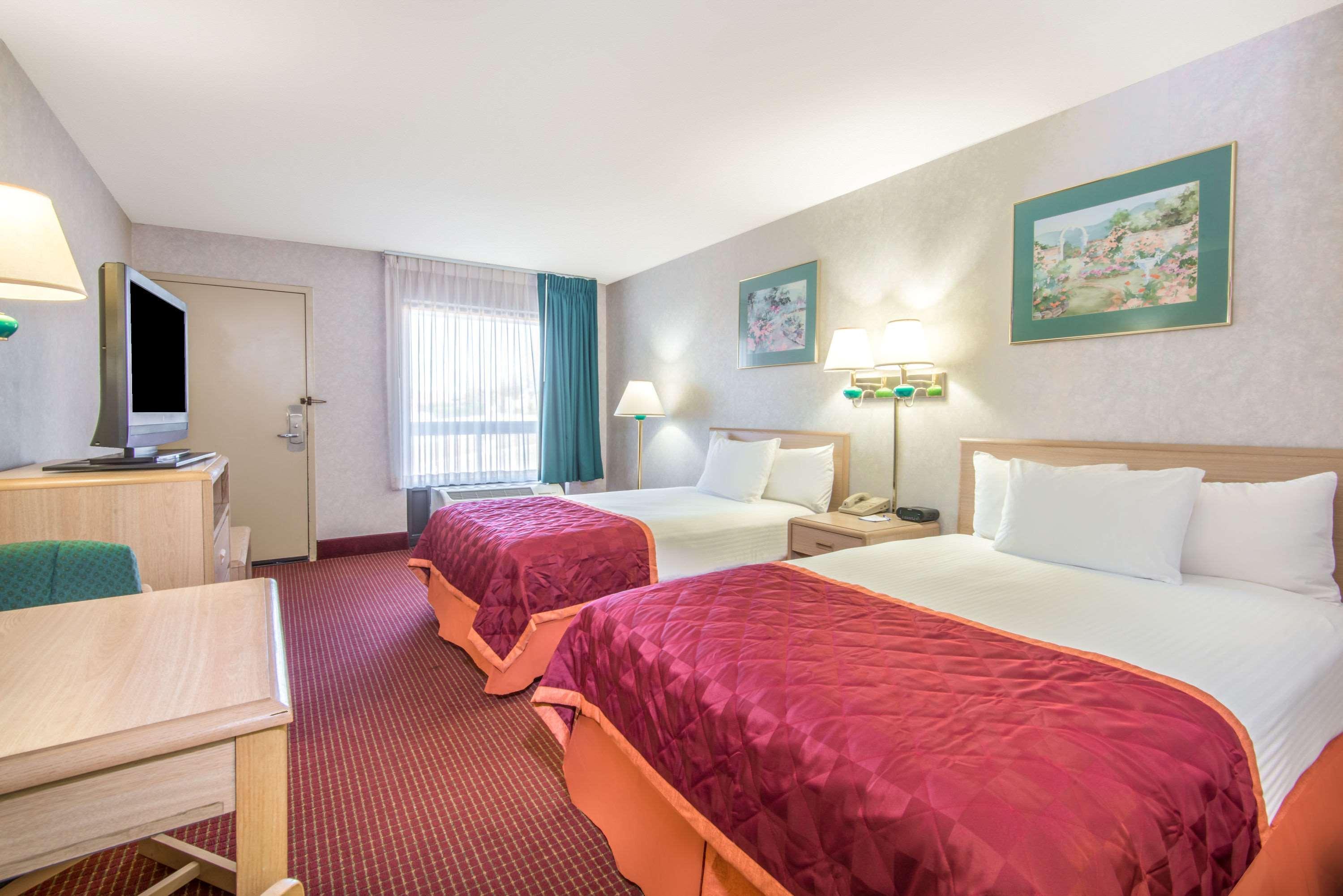 Baymont By Wyndham Topeka Buitenkant foto