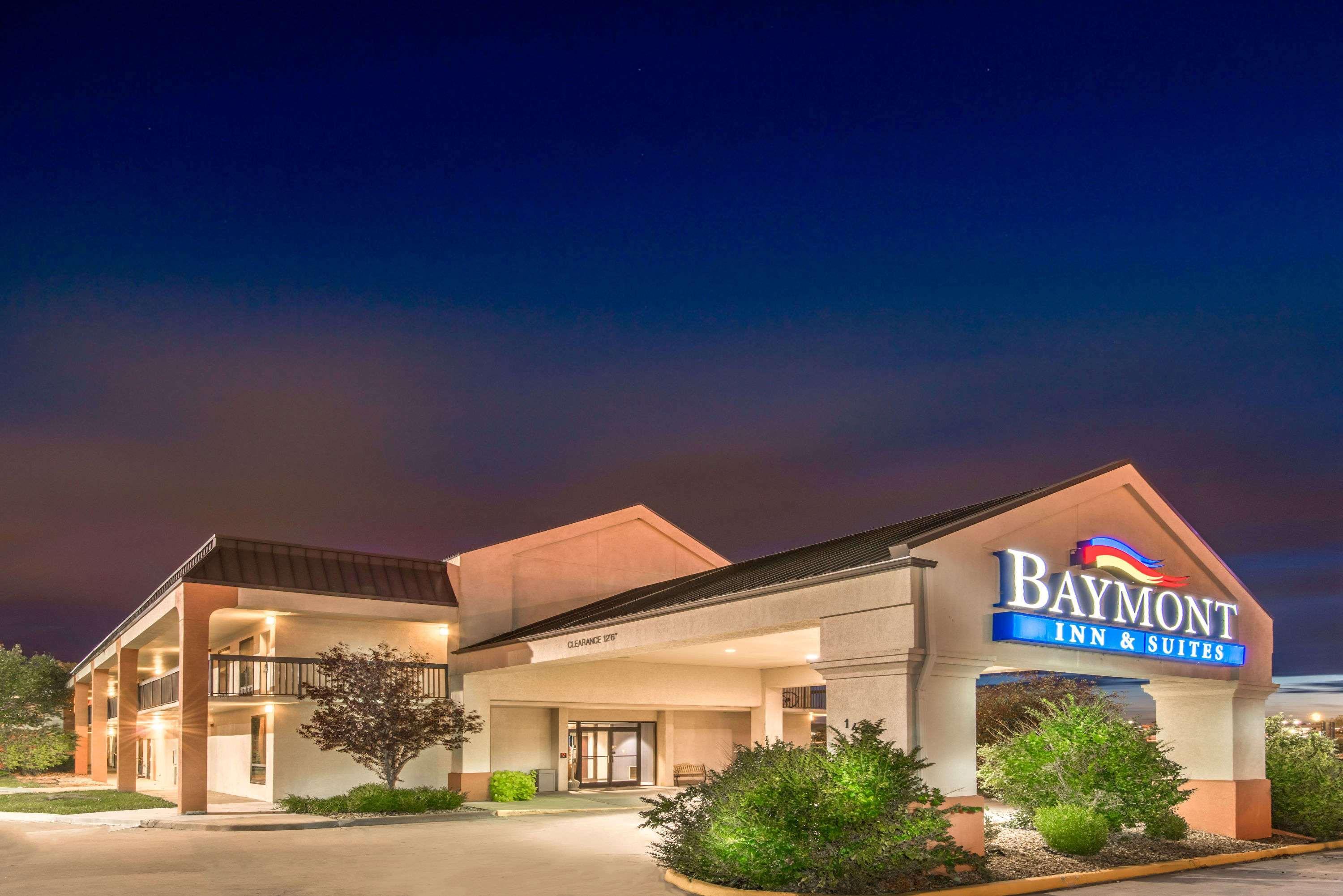 Baymont By Wyndham Topeka Buitenkant foto