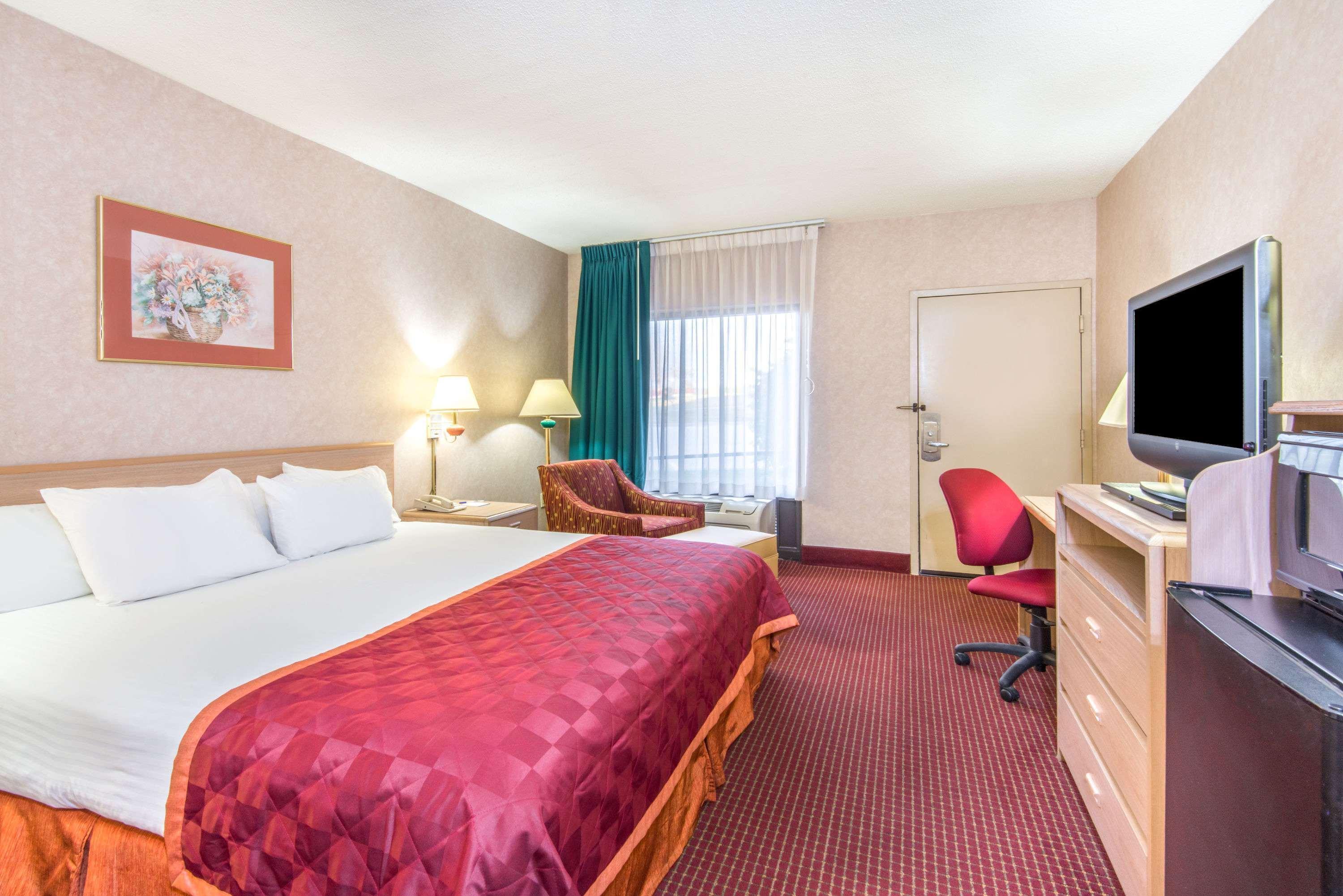 Baymont By Wyndham Topeka Buitenkant foto